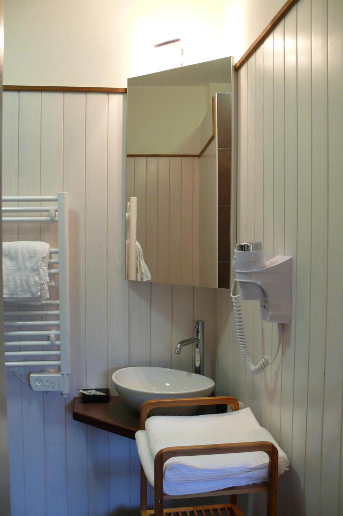 Logis Hotel Restaurant La Barguillere Saint-Pierre-de-Riviere ภายนอก รูปภาพ